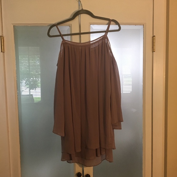 Beautiful dress! - Picture 4 of 5